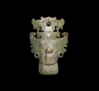 early 11th century – 771 bc)       玉镂雕獠牙神人头像形佩 西周